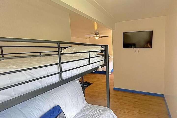 Room 5 of 16