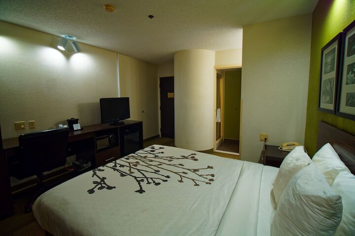1 Queen Bed (3 of 4)