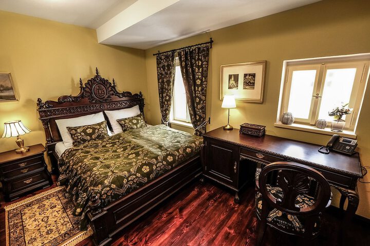 Room 34 of 183