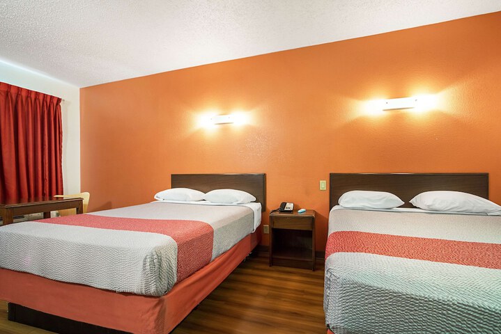 2 Queen Beds (5 of 9)