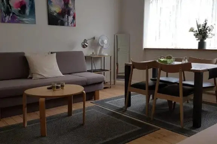 Room 6 of 9