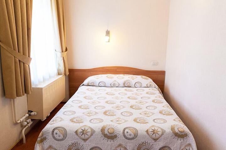 Room 12 of 154