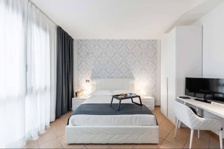 Room 6 of 34
