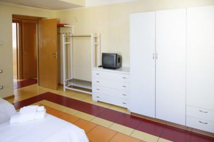 Room 25 of 37