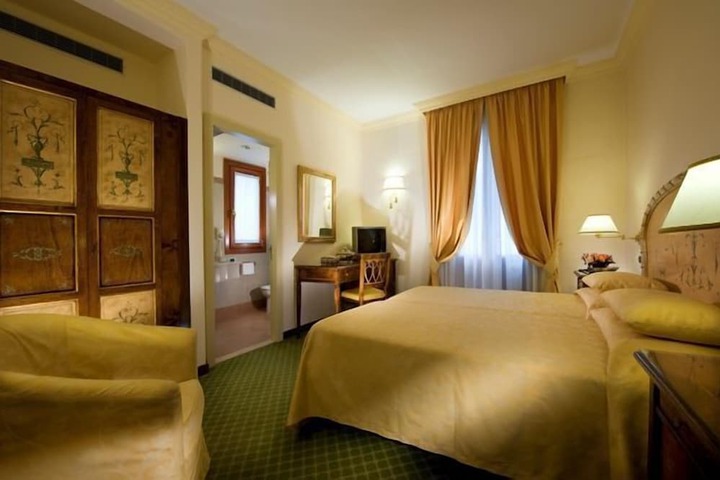 Room 7 of 106