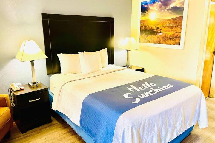 1 Queen Bed (4 of 6)