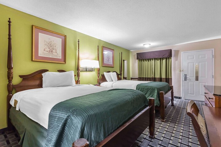 1 Queen Bed Accessible (4 of 12)