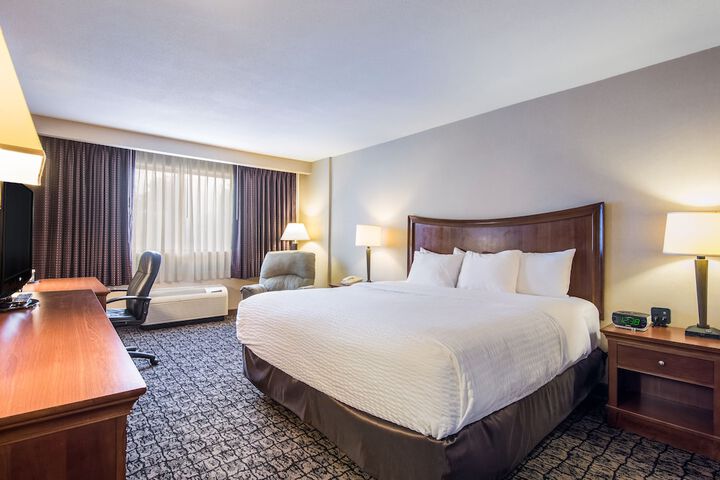 Business King Bed (5 of 7)