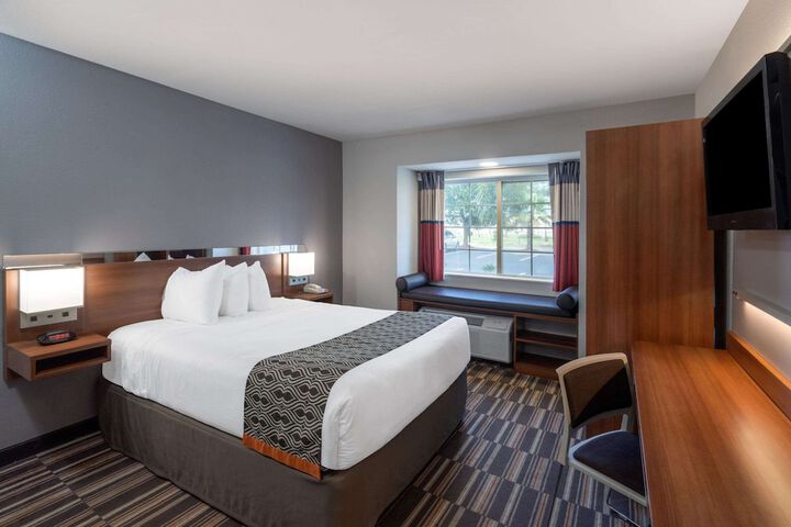1 Queen Bed Accessible Room (4 of 11)
