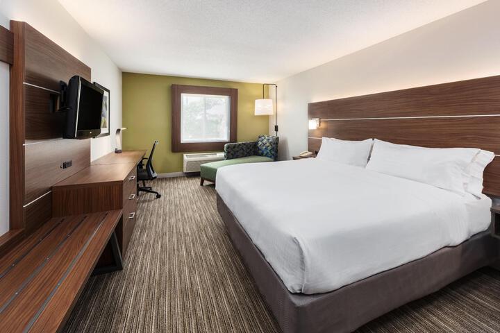 1 King Bed (4 of 7)