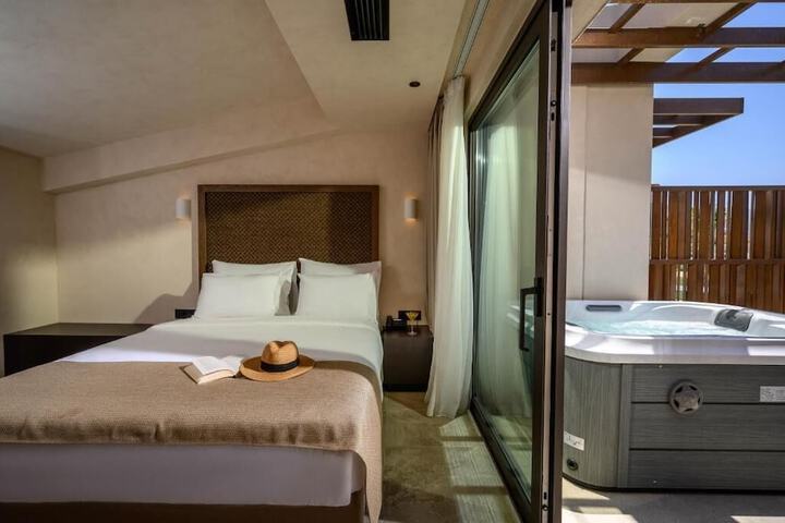 Room 15 of 77