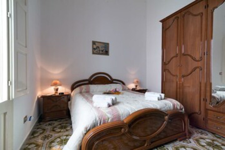 Room 13 of 27
