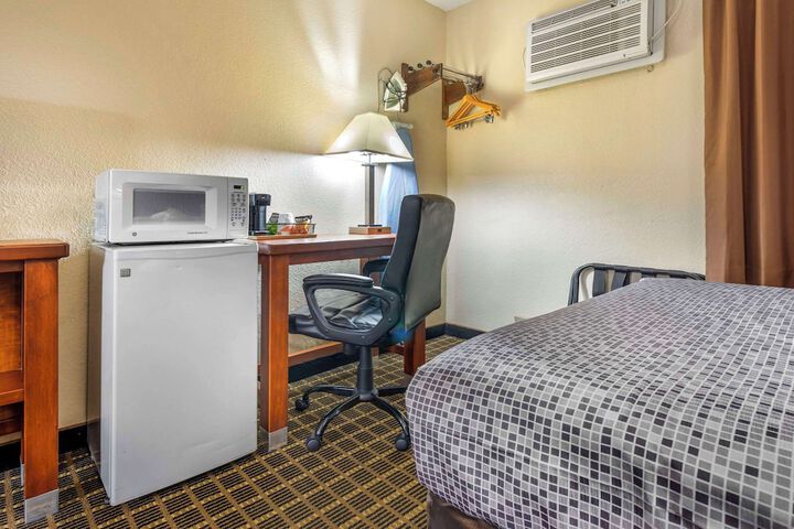 Double Bed Accessible (18 of 19)