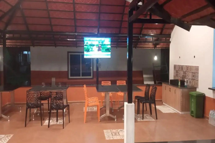 Dining 18 of 20