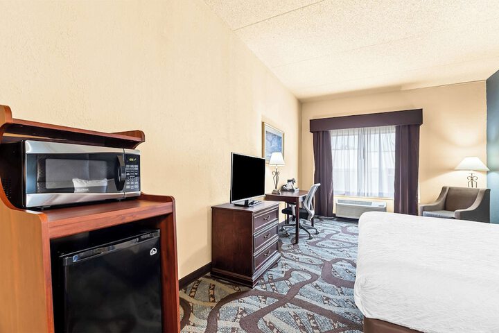1 King Bed Pillowtop Bed 32 Inch LCD Television Microwave and Refrigerator Full Breakfast (11 of 14)