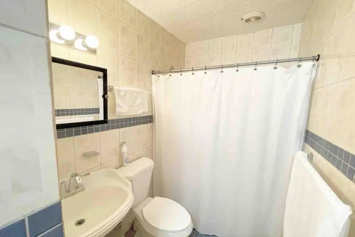 Room 5 of 9