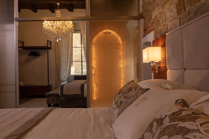 Room 20 of 102