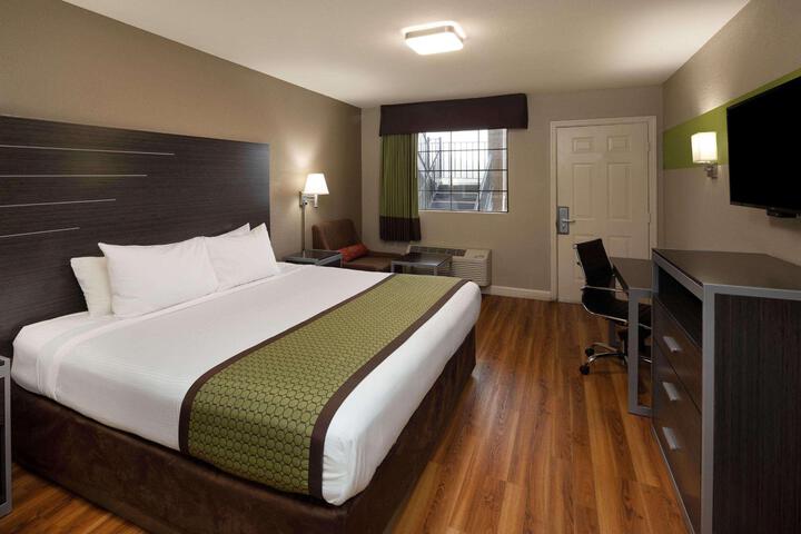 1 Queen Bed (17 of 21)