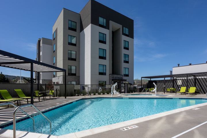 Hotel Pool