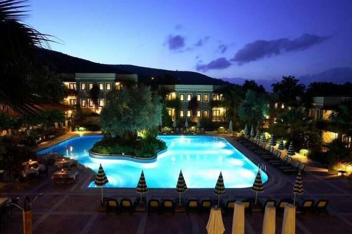 Hotel with Pool