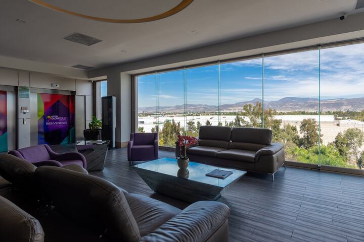 Lounge 81 of 100
