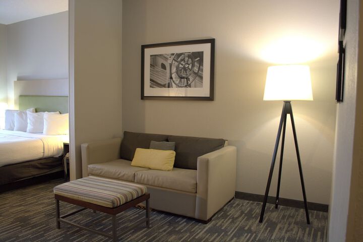 1 King Bed (4 of 9)