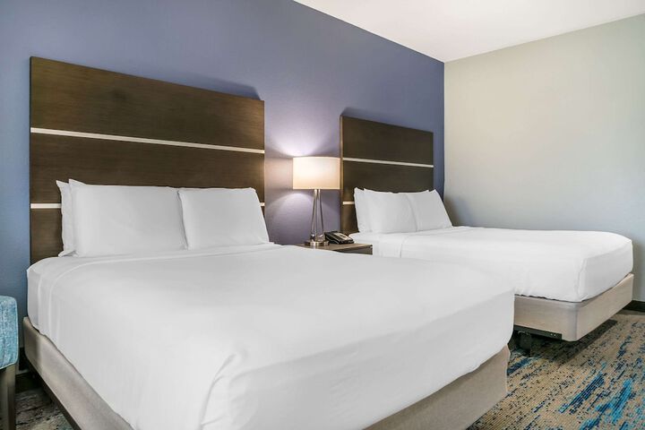 2 Queen Accessible Room with Bath Tub (4 of 11)