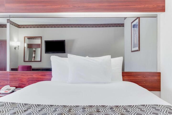 1 Queen Bed Accessible Room (1 of 11)