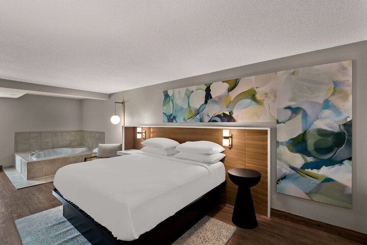 1 King Bed (4 of 5)