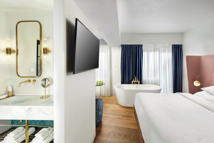 Room 19 of 53