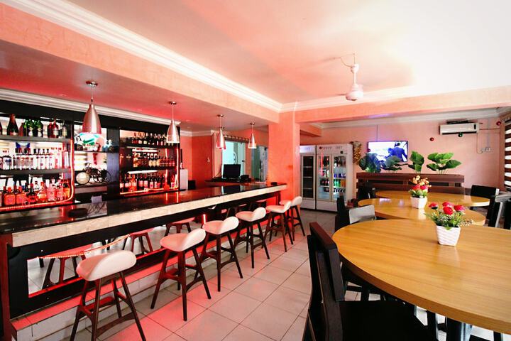 Lounge 66 of 68