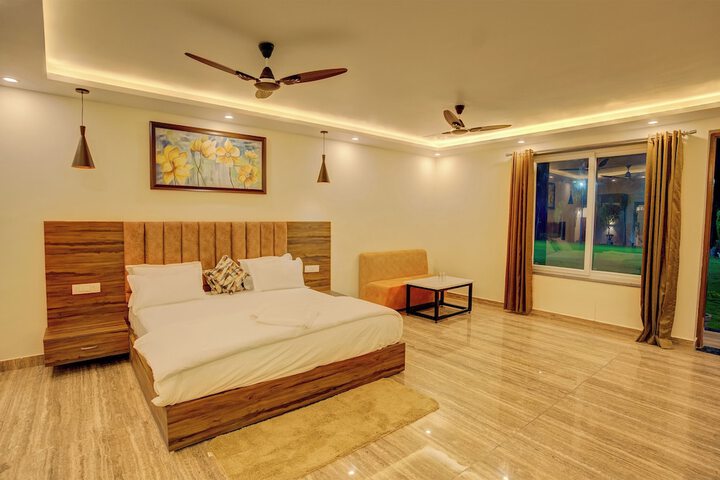 Room 2 of 10