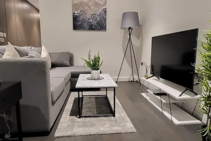 Room 6 of 18