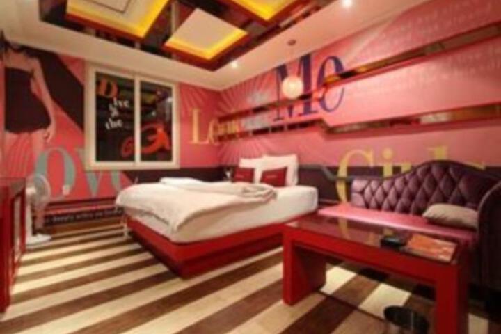 Room 2 of 5