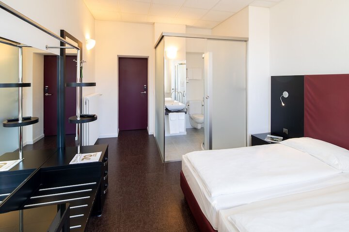 Room 8 of 45
