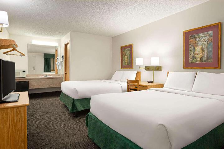 1 Queen Bed Accessible Room (7 of 7)