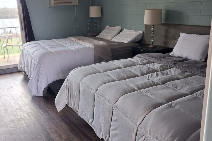 Room 4 of 9
