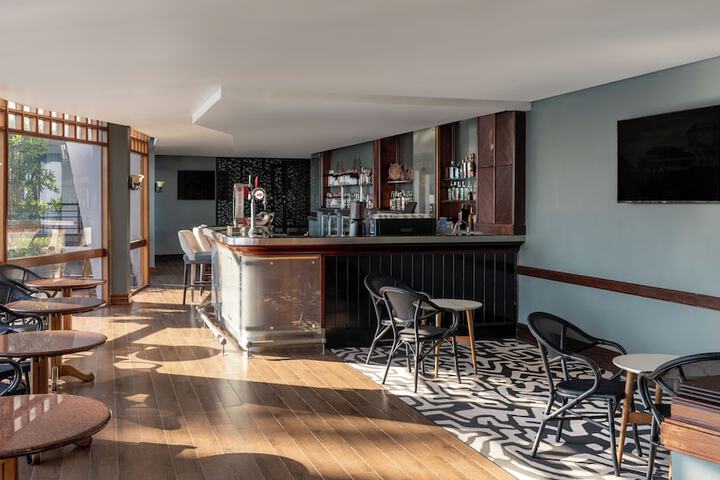 Lounge 105 of 161