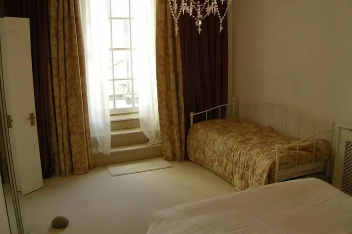Room 2 of 10