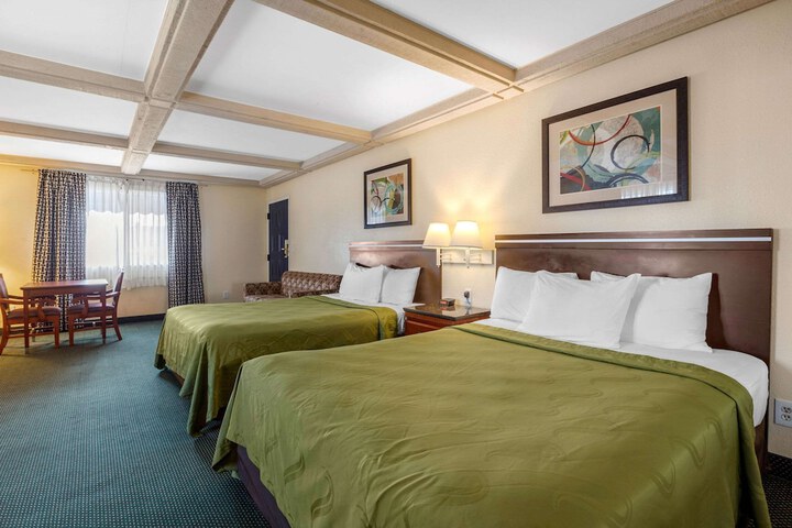 2 Double Beds (14 of 17)