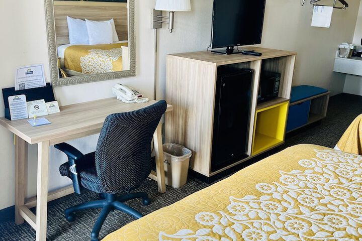 1 Queen Bed (10 of 12)