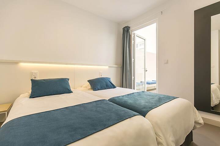 Room 4 of 90