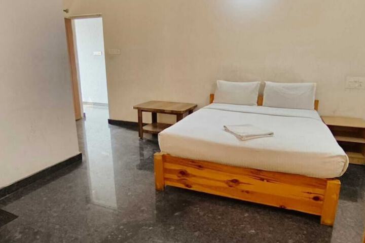 Room 5 of 13