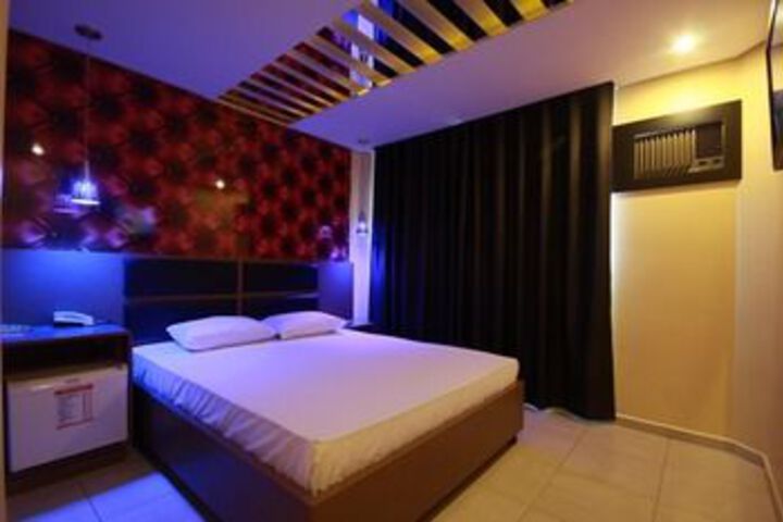 Room 6 of 8