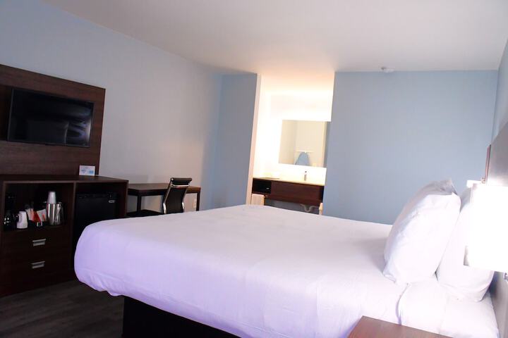 1 King Bed (7 of 10)
