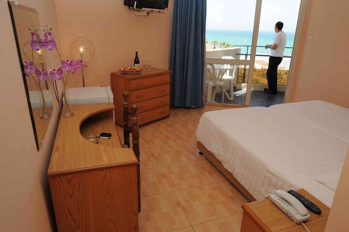 Room 8 of 22