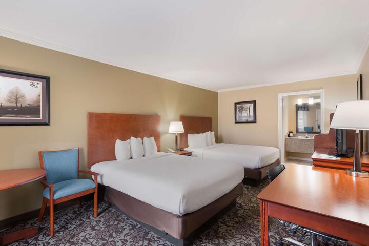 1 Queen Bed Microwave and Refrigerator WiFi Full Breakfast (2 of 8)