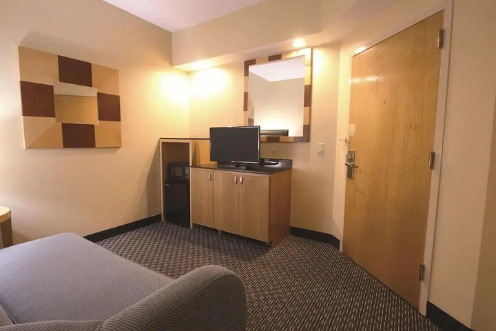 Room 3 of 8