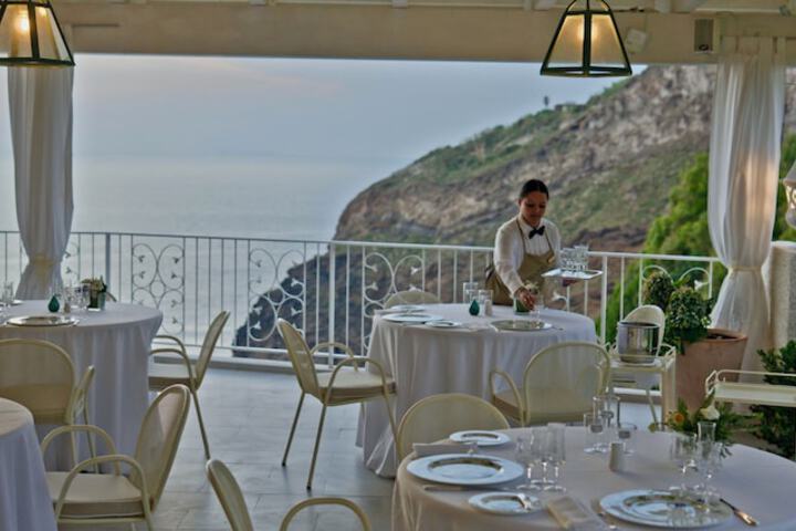 Dining 68 of 99