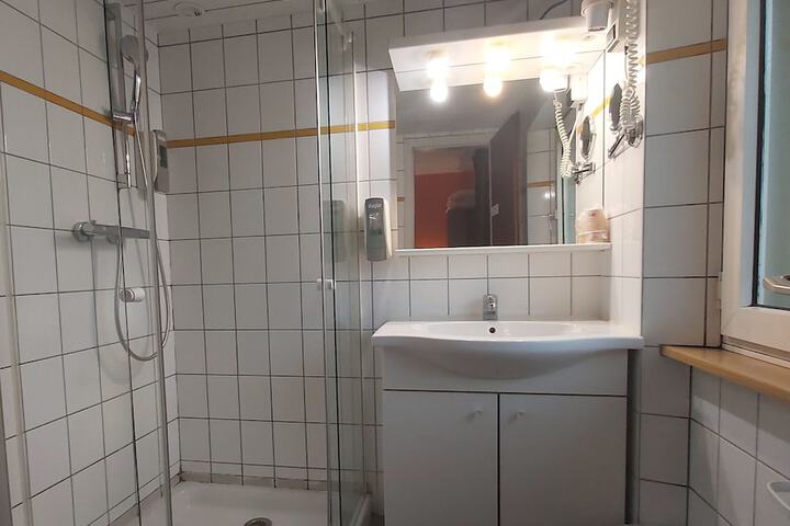 Room 50 of 76